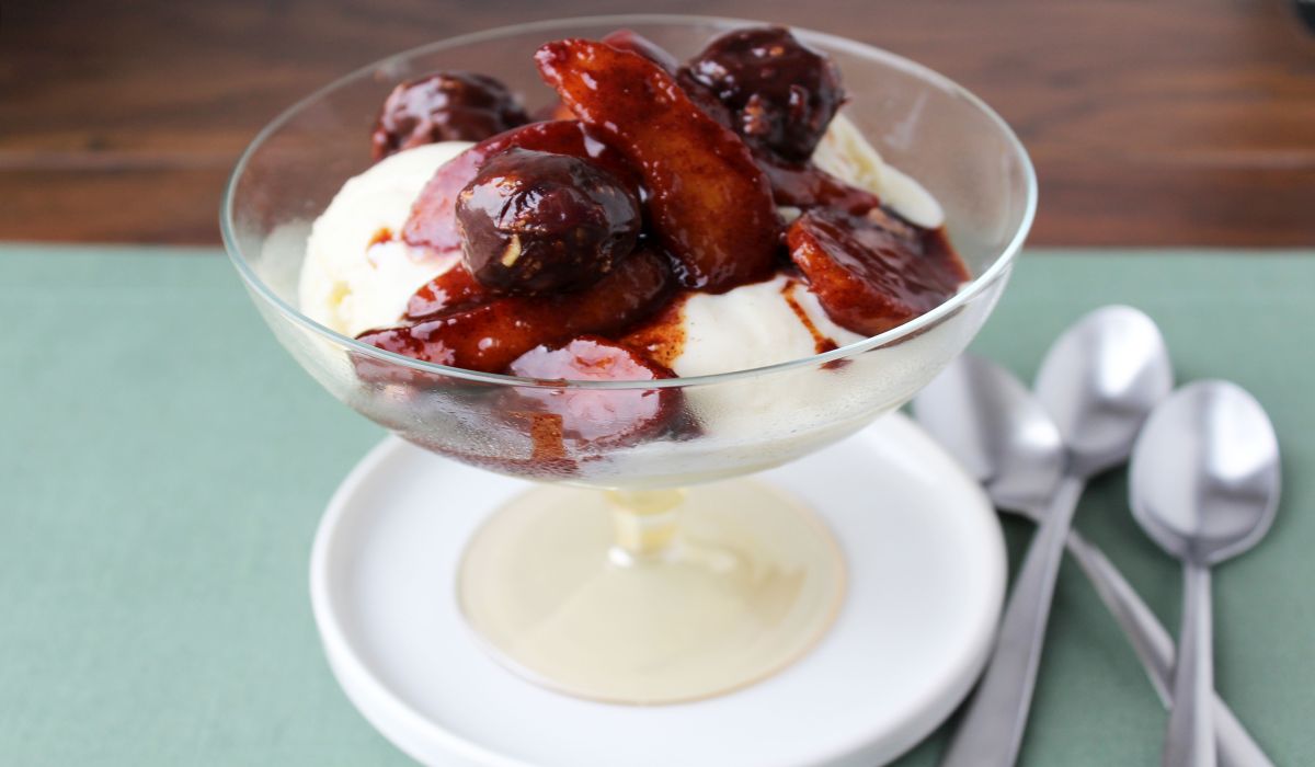 Sundae With Frozen Yogurt And Apples