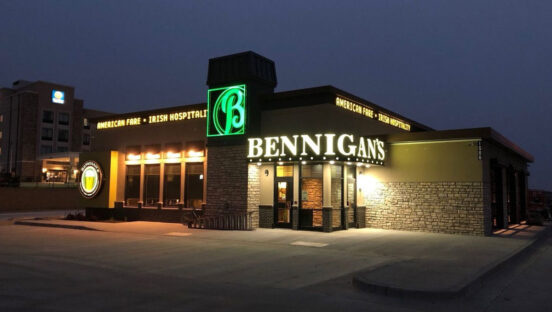 Bennigan's exterior.