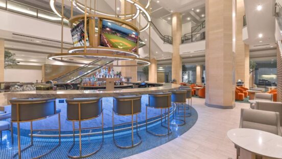 Hilton Poppy's Lounge - Center Bar.