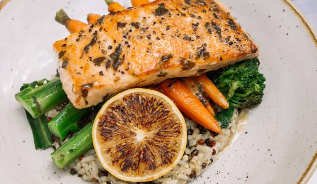 With a menu curated by executive chef Brandon Thordarson, Moxies offers fresh, scratch-made dishes influenced by global flavors.